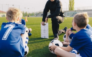 Lien de subordination juridique non démontré : malgré sa rémunération, l’entraîneur de football n’était pas lié au club par contrat de travail