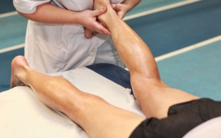 Absence de requalification en CDI des contrats de prestation de services conclus entre un kinésithérapeute et un club de football