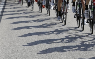 Détention de substances interdites : le cycliste fondé à se prévaloir des dispositions « plus douces » du nouvel article L. 232-9-II du Code du sport