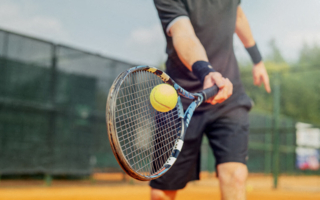 Un professeur de tennis n’exerce pas une activité de « sportif professionnel »