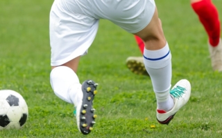 Blessure lors d’un match de football entre amis : l’auteur d’un croche-pied ne commet pas de violation caractérisée des règles du jeu