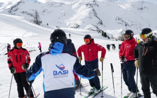 Libre établissement des moniteurs de ski britanniques en France : confirmation de l’exigence de justification d’une expérience professionnelle