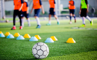Activité de dirigeant bénévole exercée dans un autre club : l’entraîneur de football n’a méconnu ni son obligation de loyauté ni sa clause d’exclusivité