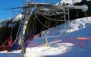 Accident de téléski : le skieur à l’origine du déraillement du câble de la remontée mécanique condamné à indemniser la victime