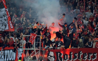 Interdiction administrative de stade : la détention d’un fumigène par un supporter ne suffit pas à caractériser un acte grave constitutif d’une menace pour l’ordre public