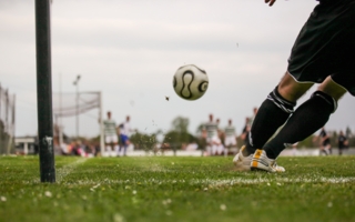 Travail dissimulé, requalification en CDI du contrat de travail d’un joueur et licenciement abusif : le club de football condamné