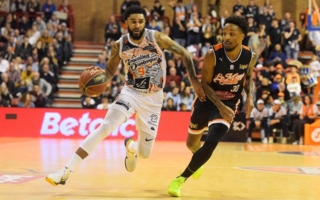 Remise en cause publique de l’autorité de son entraîneur, insultes et menace physique : les agissements du basketteur constitutifs d’une faute grave