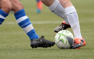 Contact violent, intentionnel et sans jouer le ballon : l’acte de brutalité commis par le footballeur constitutif d’une violation caractérisée des règles du jeu