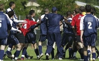 Bagarre lors d’un match de football amateur : le joueur identifié comme auteur de l’agression tenu d’indemniser la victime
