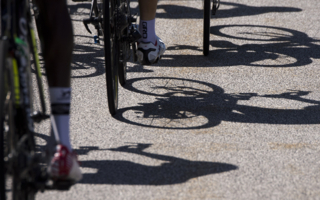 Chute mortelle lors d’une sortie cyclotouriste : le participant à l’origine de la collision déclaré entièrement responsable de l’accident en qualité de gardien de sa bicyclette